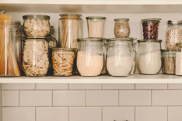 Organização de casa com potes de vidros da cozinha