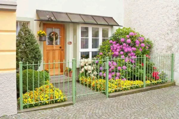 jardim pequeno com flores para frente de casa